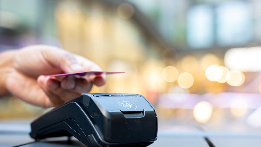 <p>Плащаме <strong>само в брой</strong> на Нова година,&nbsp;ПОС терминалите и банкоматите временно спират</p>