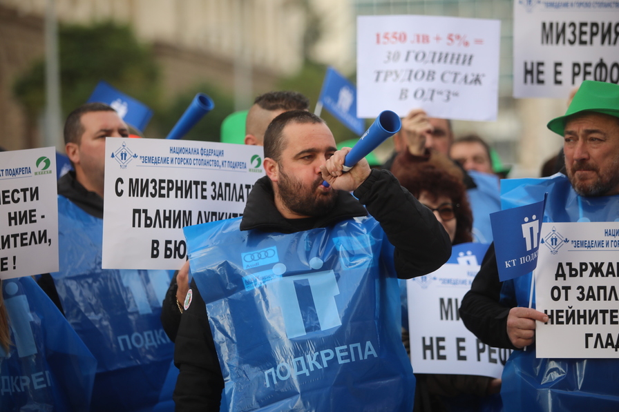 <p>Протести блокират София в сряда. Три от тях са организирани от КТ &quot;Подкрепа&quot; в рамките на продължаващите демонстрации с искане за повишаване на заплатите и осигуряване на по-добри условия на труд за административните служители</p>