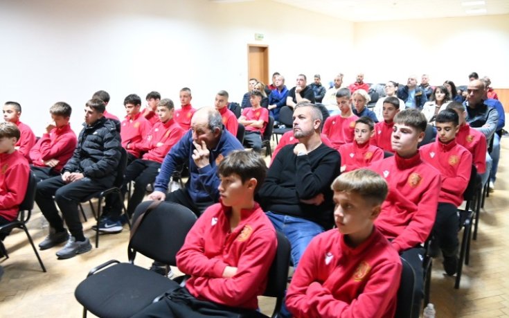 Проектонационалният отбор по футбол за деца до 14 години се включи в образователна лекция