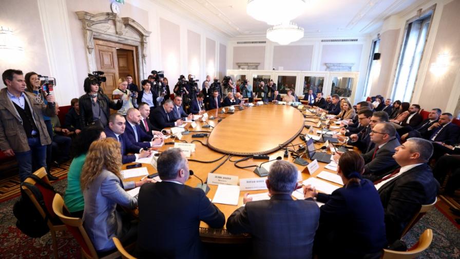 Скандал между управляващи и опозиция...