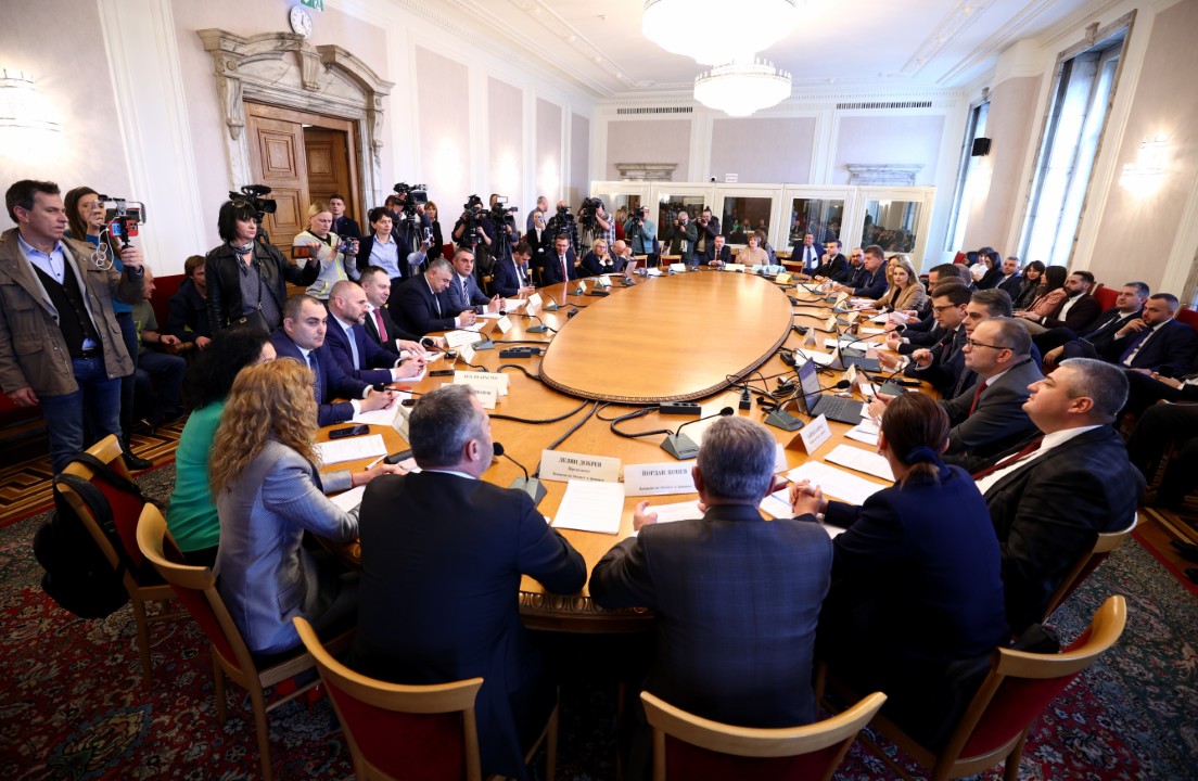 <p>До скандал между опозицията и управляващите се стигна в Комисията по бюджет и финанси, която се провежда в почивката на заседанието на Народното събрание.</p>