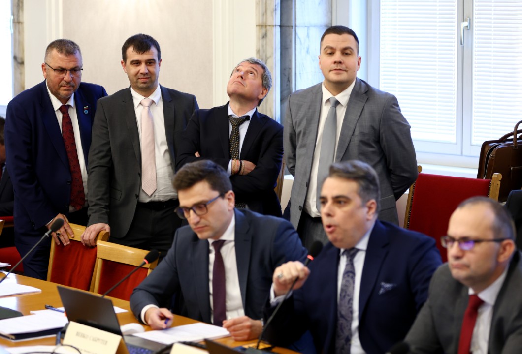 <p>До скандал между опозицията и управляващите се стигна в Комисията по бюджет и финанси, която се провежда в почивката на заседанието на Народното събрание.</p>