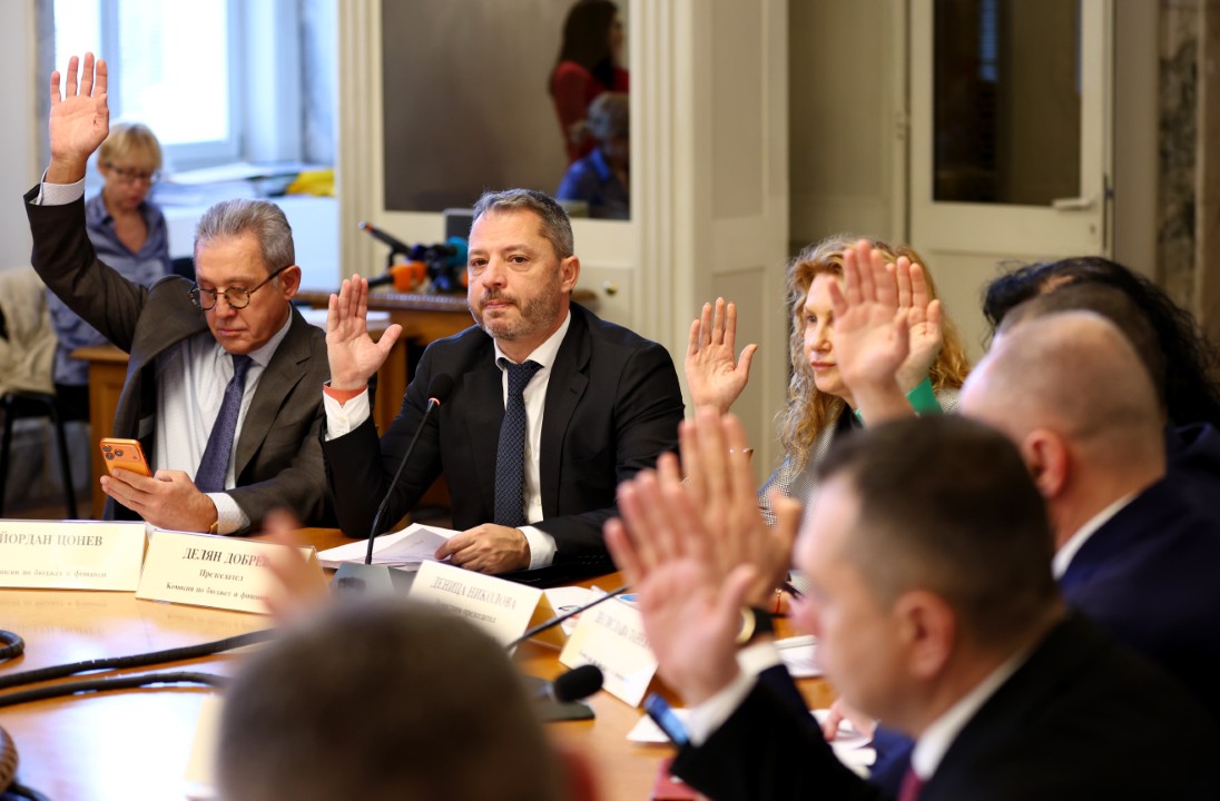 <p>До скандал между опозицията и управляващите се стигна в Комисията по бюджет и финанси, която се провежда в почивката на заседанието на Народното събрание.</p>
