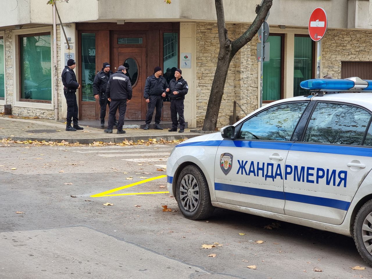 <p>Обиски във &bdquo;Величие&ldquo;: Кадри от акцията срещу имотни измами и пране на пари</p>