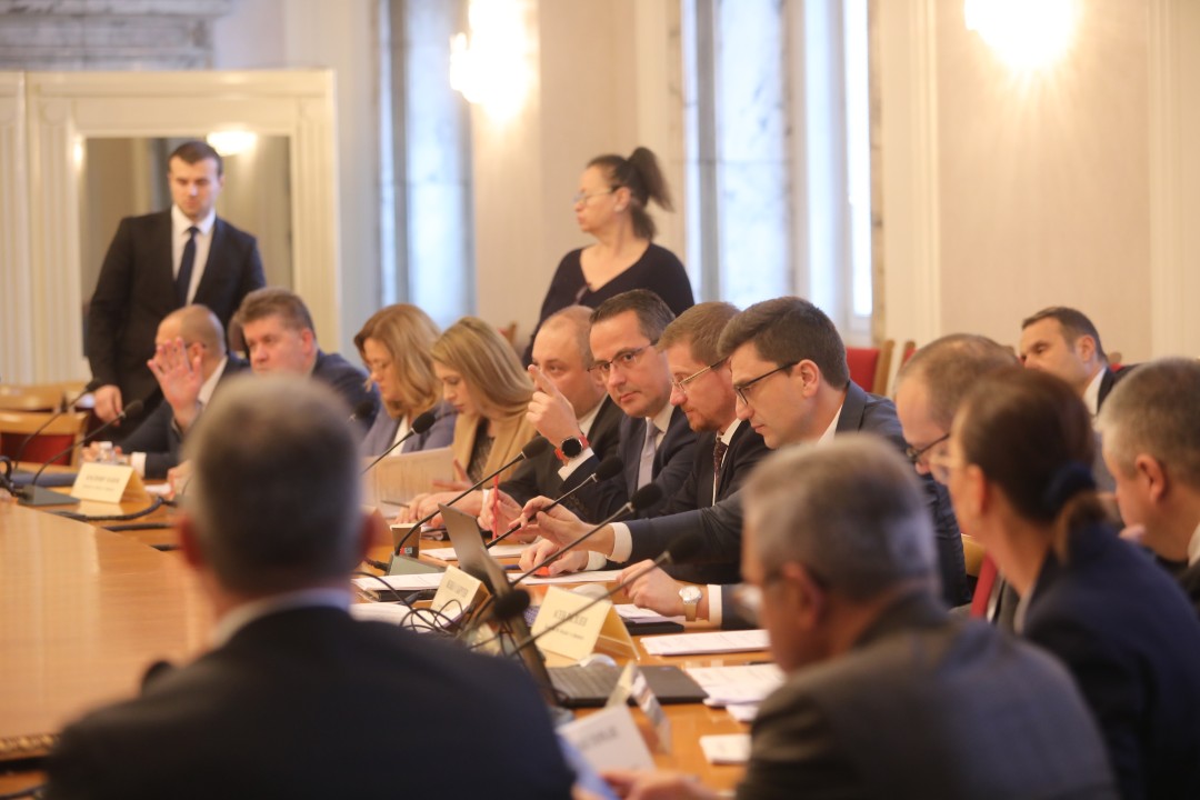 До скандал между опозицията и управляващите се стигна в Комисията по бюджет и финанси, която се провежда в почивката на заседанието на Народното събрание.