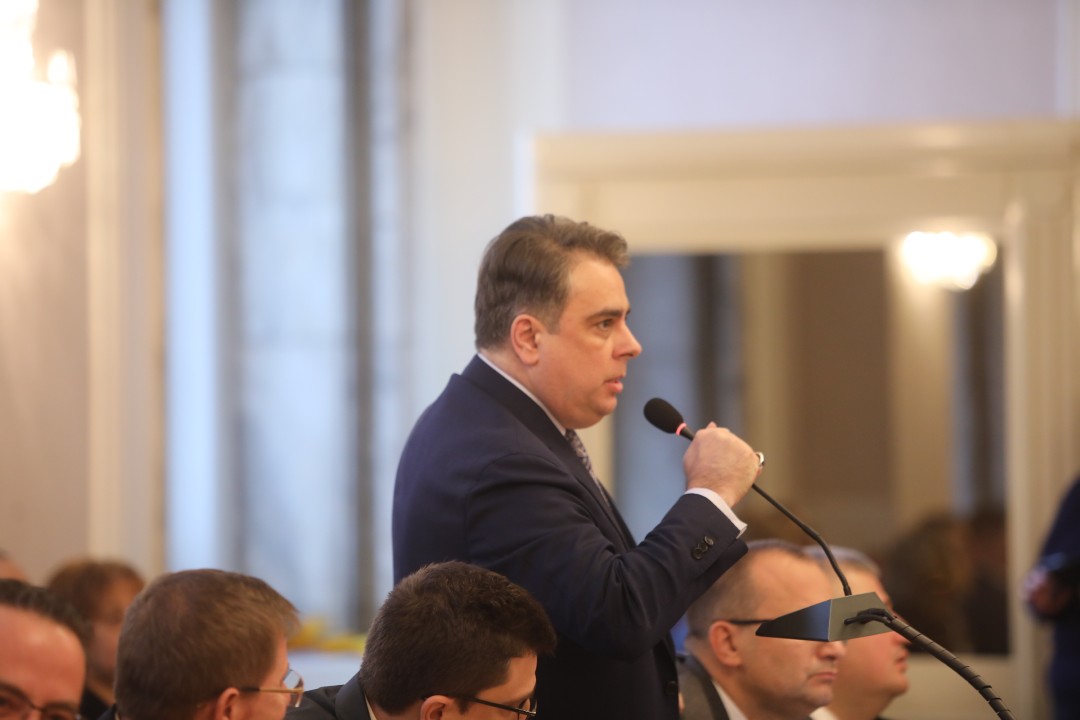 До скандал между опозицията и управляващите се стигна в Комисията по бюджет и финанси, която се провежда в почивката на заседанието на Народното събрание.