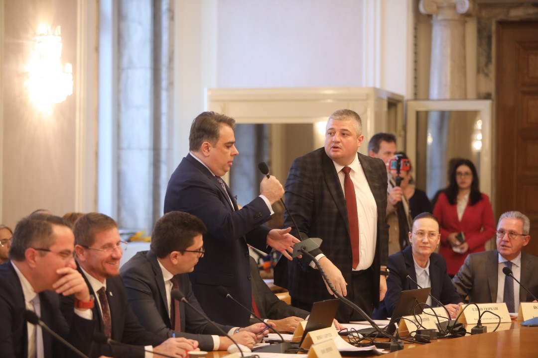 До скандал между опозицията и управляващите се стигна в Комисията по бюджет и финанси, която се провежда в почивката на заседанието на Народното събрание.