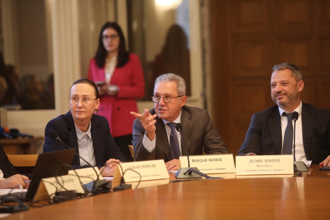 До скандал между опозицията и управляващите се стигна в Комисията по бюджет и финанси, която се провежда в почивката на заседанието на Народното събрание.