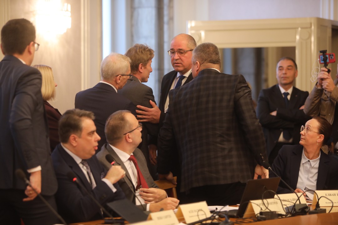 До скандал между опозицията и управляващите се стигна в Комисията по бюджет и финанси, която се провежда в почивката на заседанието на Народното събрание.