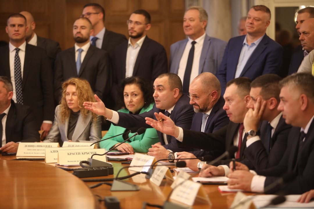 До скандал между опозицията и управляващите се стигна в Комисията по бюджет и финанси, която се провежда в почивката на заседанието на Народното събрание.