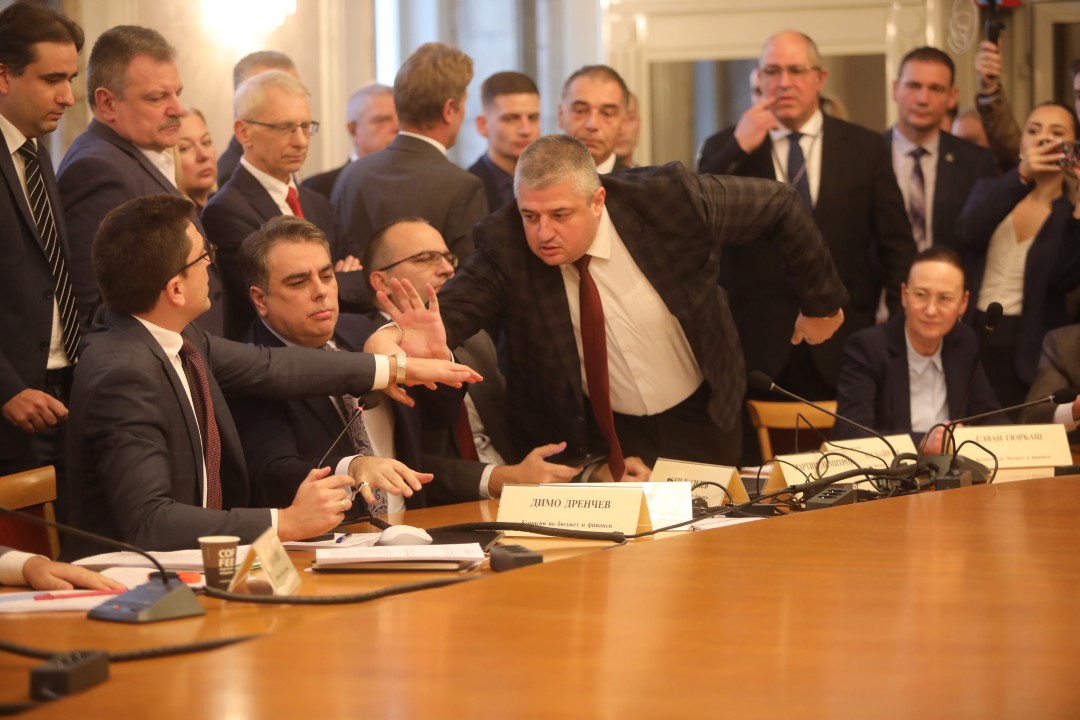До скандал между опозицията и управляващите се стигна в Комисията по бюджет и финанси, която се провежда в почивката на заседанието на Народното събрание.