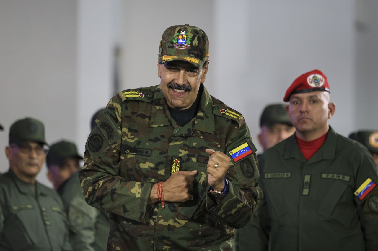 <p>Мадуро размахва меч и се заклева да се противопостави на всеки опит на САЩ да свалят правителството му</p>