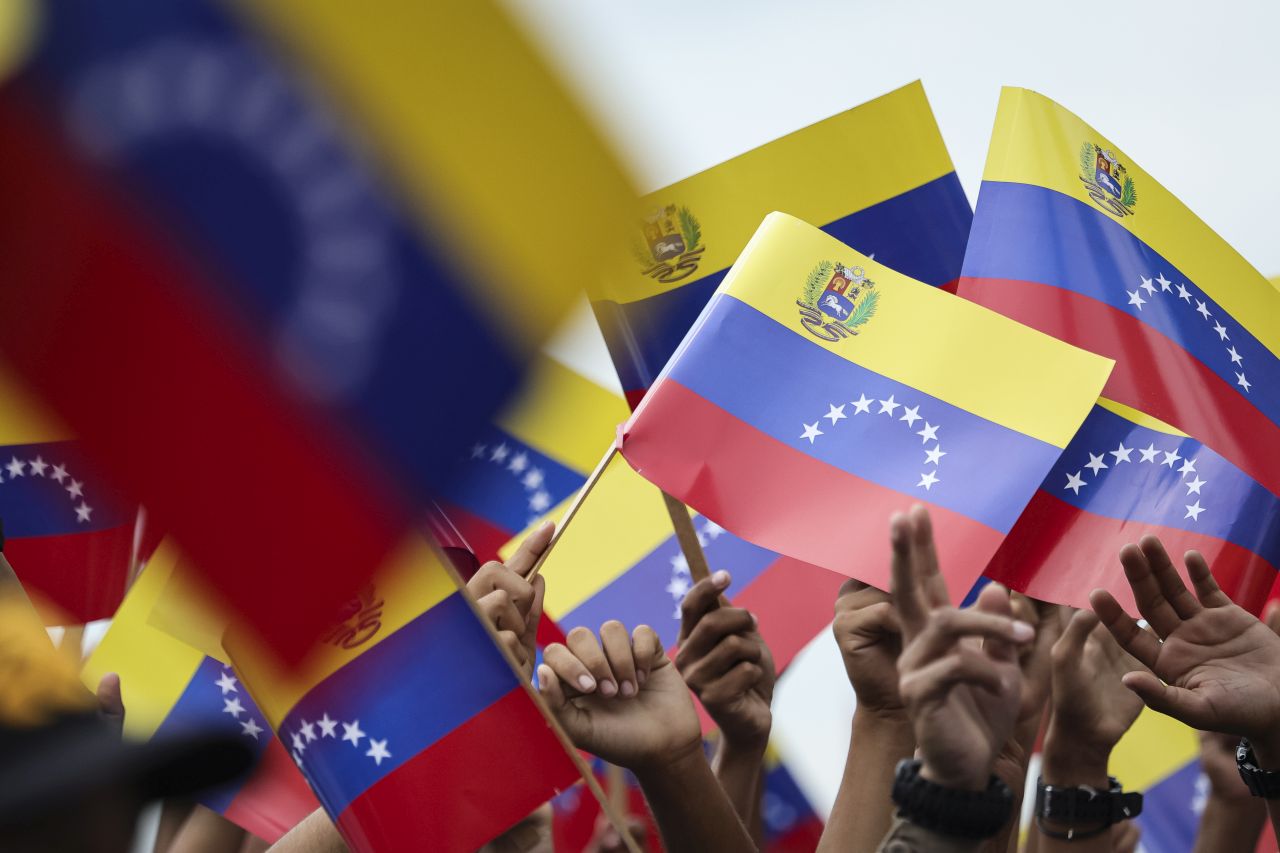 <p>Мадуро размахва меч и се заклева да се противопостави на всеки опит на САЩ да свалят правителството му</p>