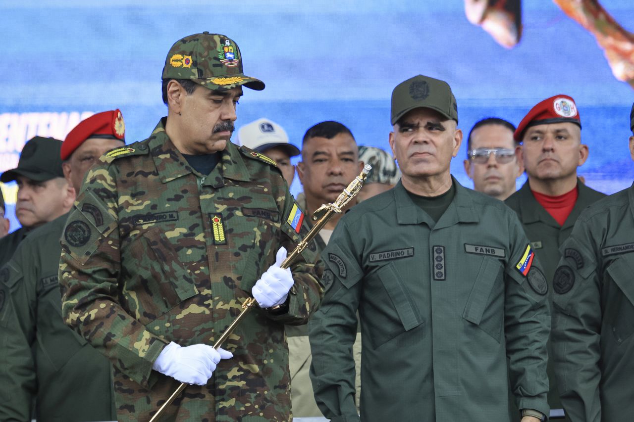 <p>Мадуро размахва меч и се заклева да се противопостави на всеки опит на САЩ да свалят правителството му</p>