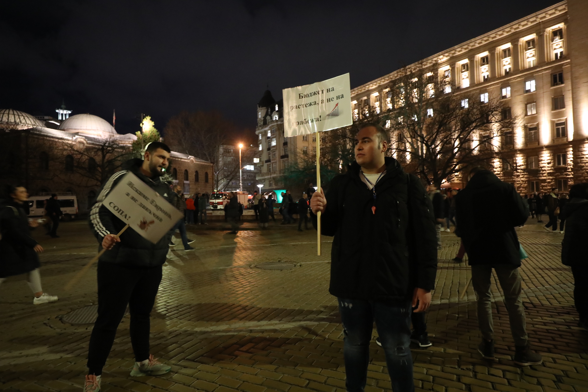 <p>Протест срещу Бюджет 2026 - "Триъгълникът на властта" под обсада.</p>