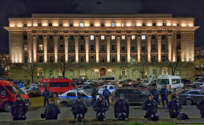 Трима полицаи пострадаха на протеста в София, двама са в болница