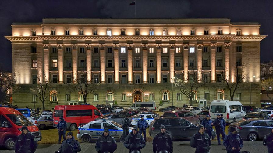 Трима полицаи пострадаха на протеста в София, двама са в болница