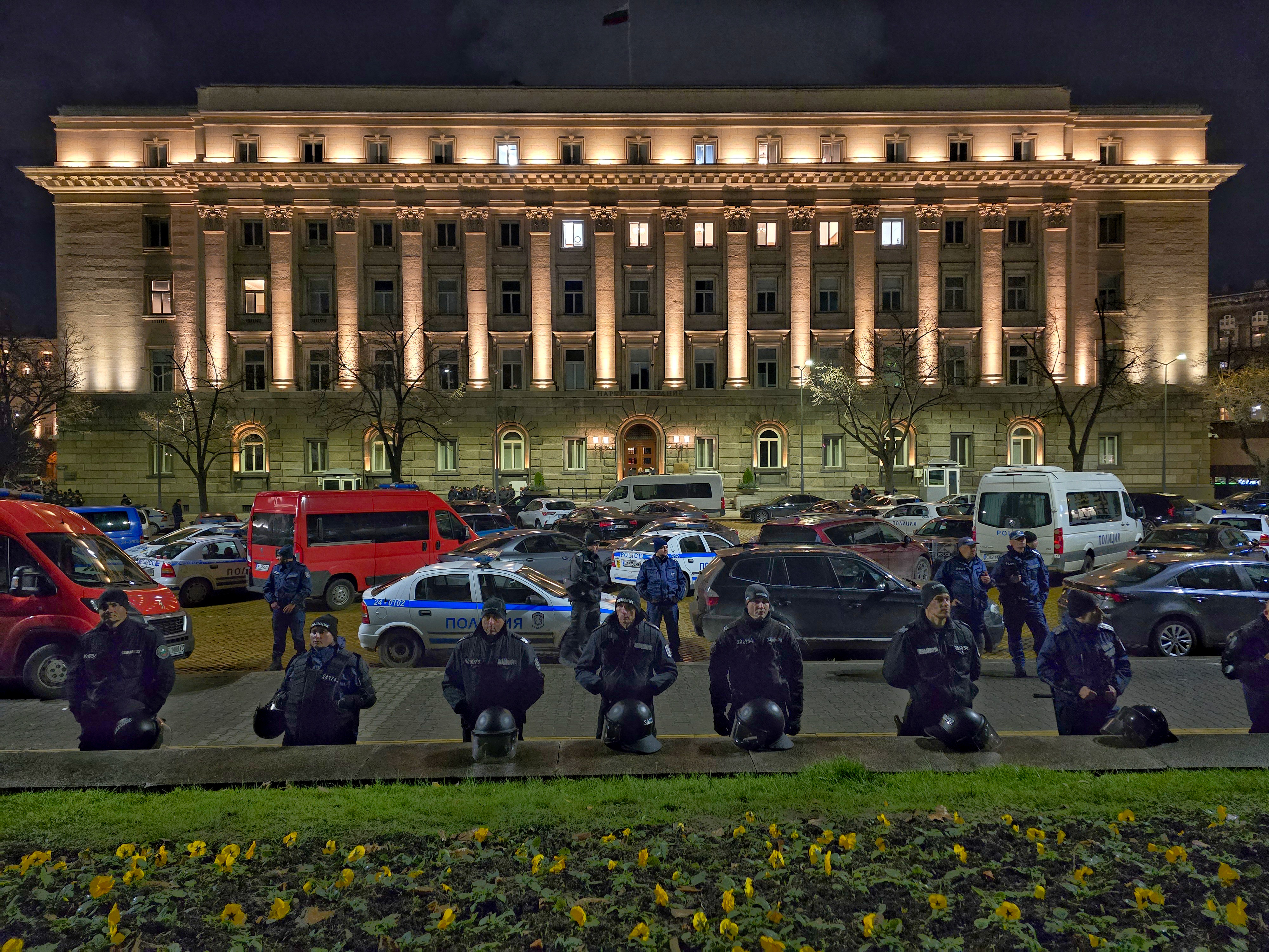 <p>Протест срещу Бюджет 2026 - "Триъгълникът на властта" под обсада.</p>