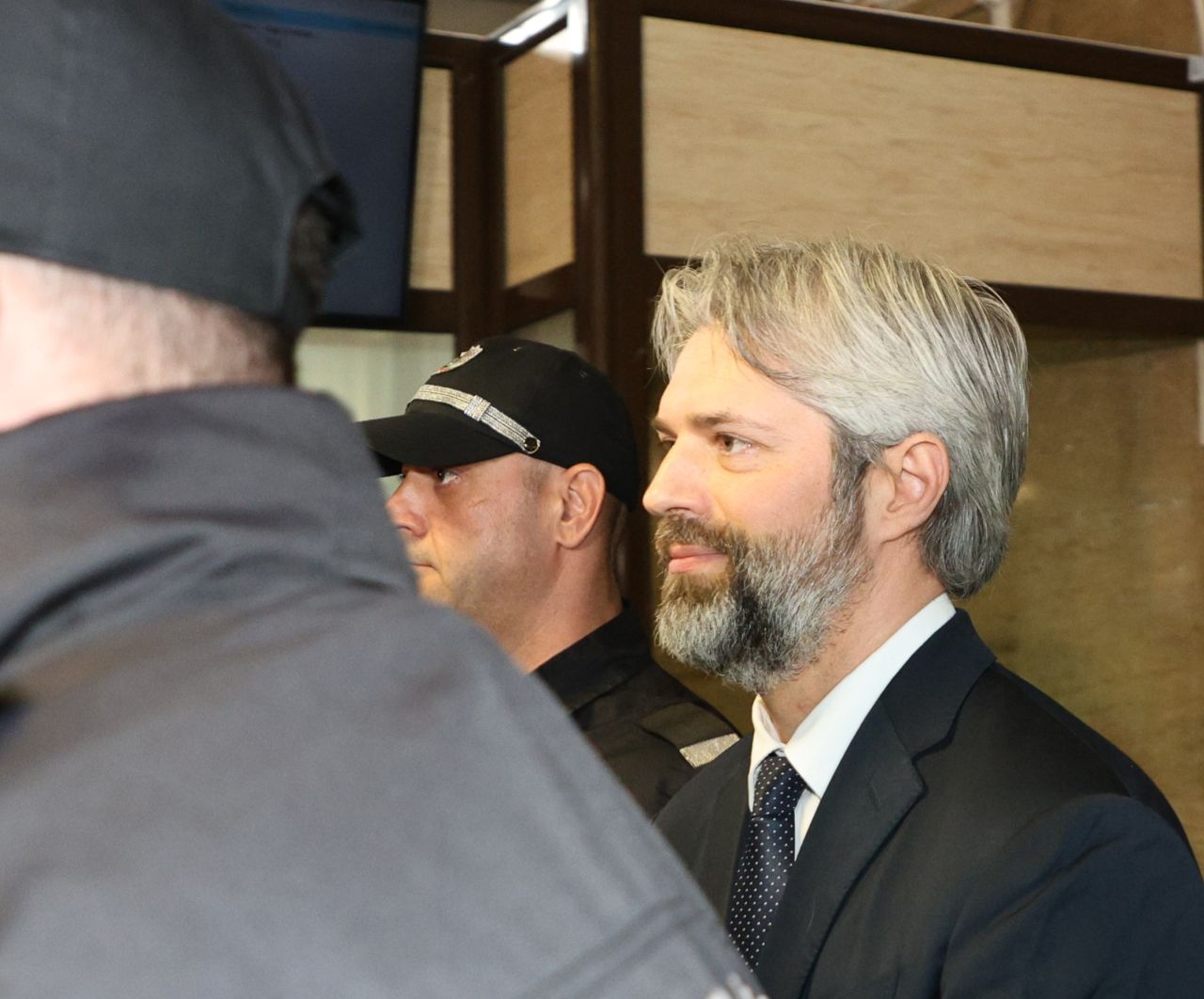 <p>С променена визия и усмивка - Благомир Коцев влезе в Окръжния съд във Варна</p>