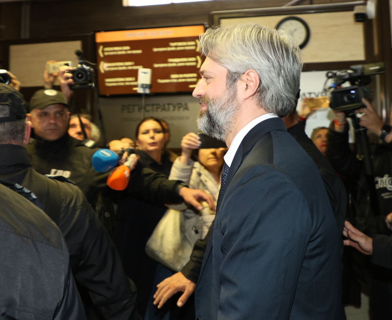 <p>С променена визия и усмивка - Благомир Коцев влезе в Окръжния съд във Варна</p>