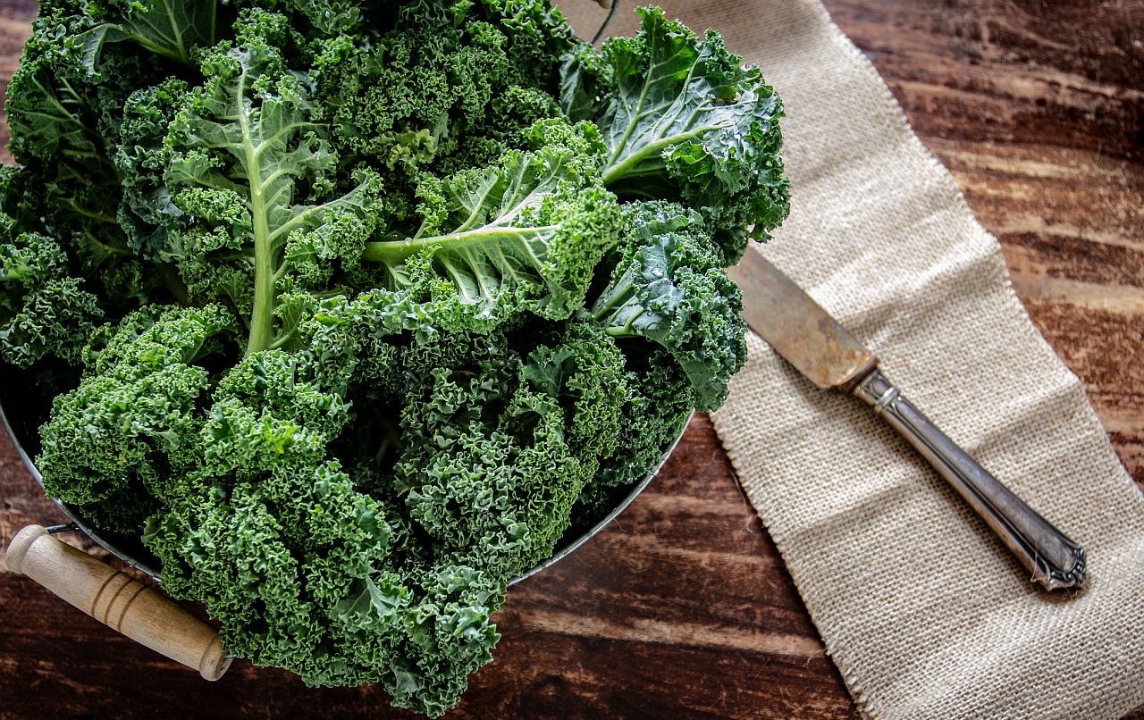 <p><strong>Кейл (къдраво зеле)</strong></p>

<p>Хранителните вещества в кейла се усвояват по-добре след готвене. Топлината освобождава минерали като калций и магнезий, като същевременно разгражда твърдите влакна, улеснявайки храносмилането.</p>