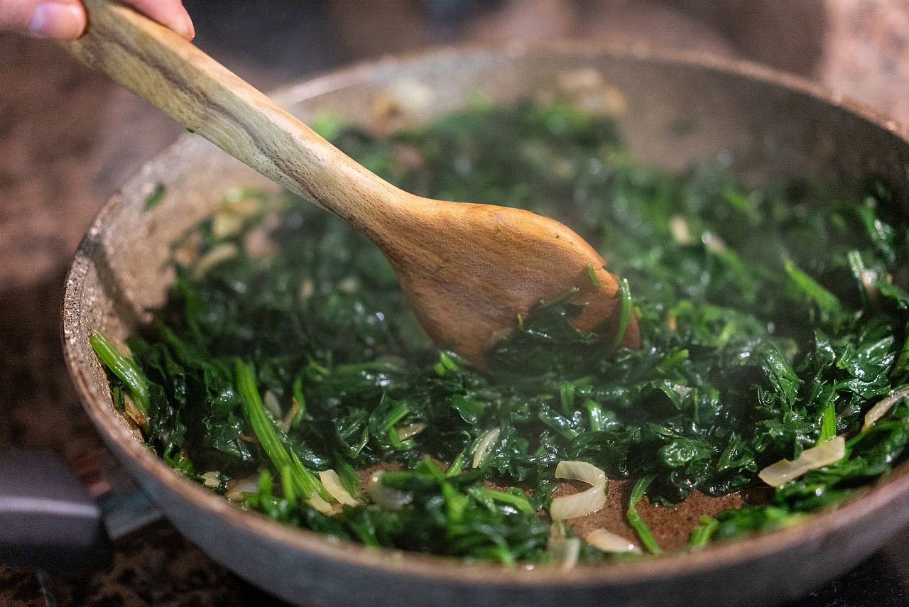 <p><strong>Спанак</strong></p>

<p>Спанакът е отличен източник на важни минерали, включително желязо и калций. Суровият спанак съдържа оксалова киселина, която се свързва с тези минерали и намалява тяхното усвояване. Готвенето на пара разгражда част от оксалатите, правейки минералите по-лесно усвоими от организма.</p>