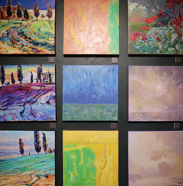 <p>Много от тях са с поглед в съвременното изкуство, но с добавената стойност на завидно овладяна техника и вложени чувства.</p>