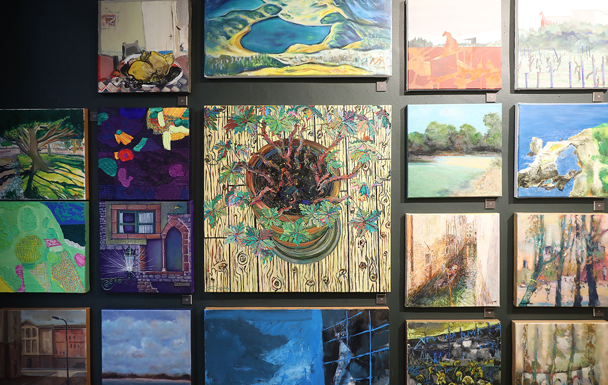 <p>Ще видите произведения на чуждестранните участници от Австрия, Франция, Япония, Италия/САЩ, които разместват вътрешните ни граници на национална традиция, разширяват кръгозора на всички, докоснали се до изложбата и потвърждават силата на човешките ни усещания.</p>