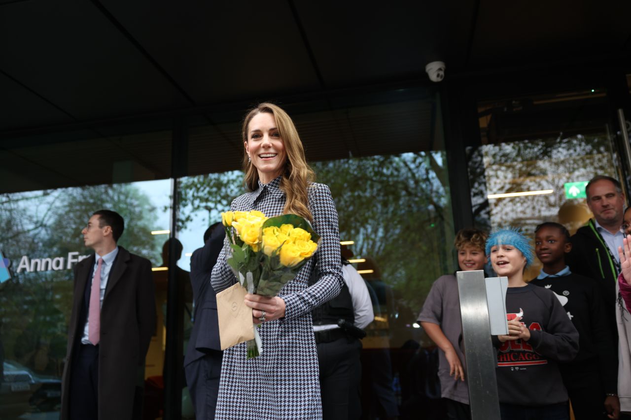 <p>През последните дни се говореше много за това, че Кейт Мидълтън не придружи съпруга си, принц Уилям, по време на последното му посещение в Уелс. Сега обаче принцесата се връща към работните си ангажименти и го прави в Лондон, посещавайки благотворителната организация Anna Freud. Последната ѝ поява до този момент беше на събитие, което буквално остави всички без думи</p>