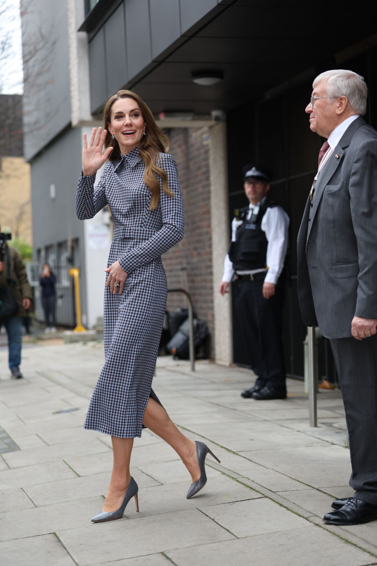 <p>През последните дни се говореше много за това, че Кейт Мидълтън не придружи съпруга си, принц Уилям, по време на последното му посещение в Уелс. Сега обаче принцесата се връща към работните си ангажименти и го прави в Лондон, посещавайки благотворителната организация Anna Freud. Последната ѝ поява до този момент беше на събитие, което буквално остави всички без думи</p>