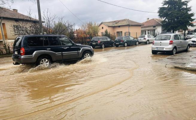 Порои, наводнения, свлачища: Бедственото положение в Югозападна България продължава