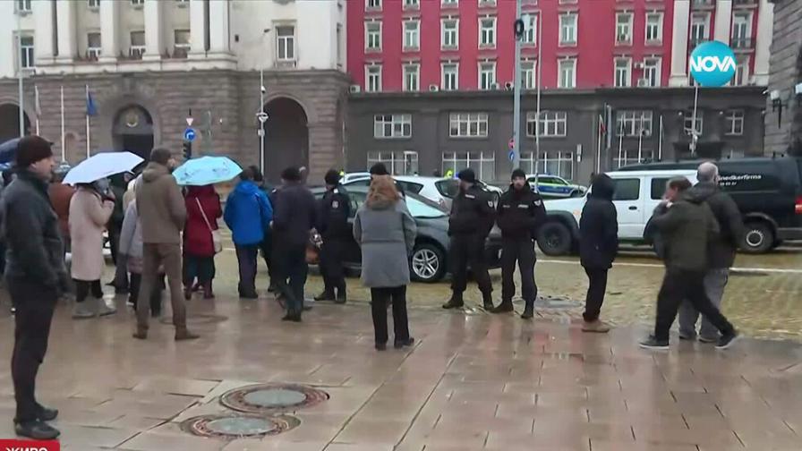 Центърът на София под блокада: Симпатизанти на "Величие" излязоха на протест (ВИДЕО)