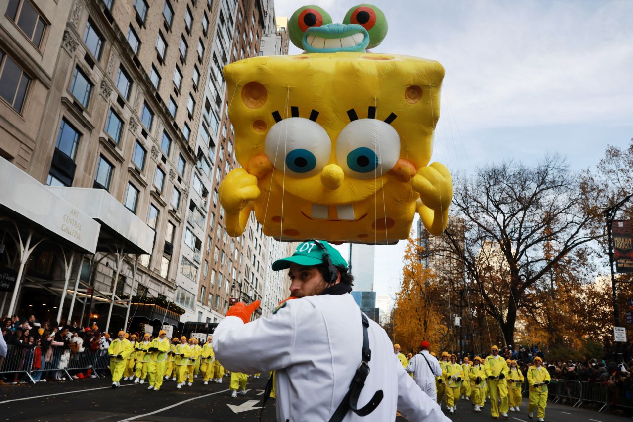 <p>Гигантски Спайдър-мен, Миньони и Спондж Боб превзеха Ню Йорк! Епични кадри от 99-ия парад на Macy&rsquo;s, каквито не сте виждали</p>