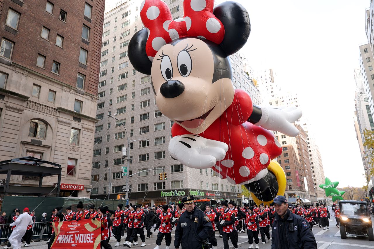 <p>Гигантски Спайдър-мен, Миньони и Спондж Боб превзеха Ню Йорк! Епични кадри от 99-ия парад на Macy&rsquo;s, каквито не сте виждали</p>