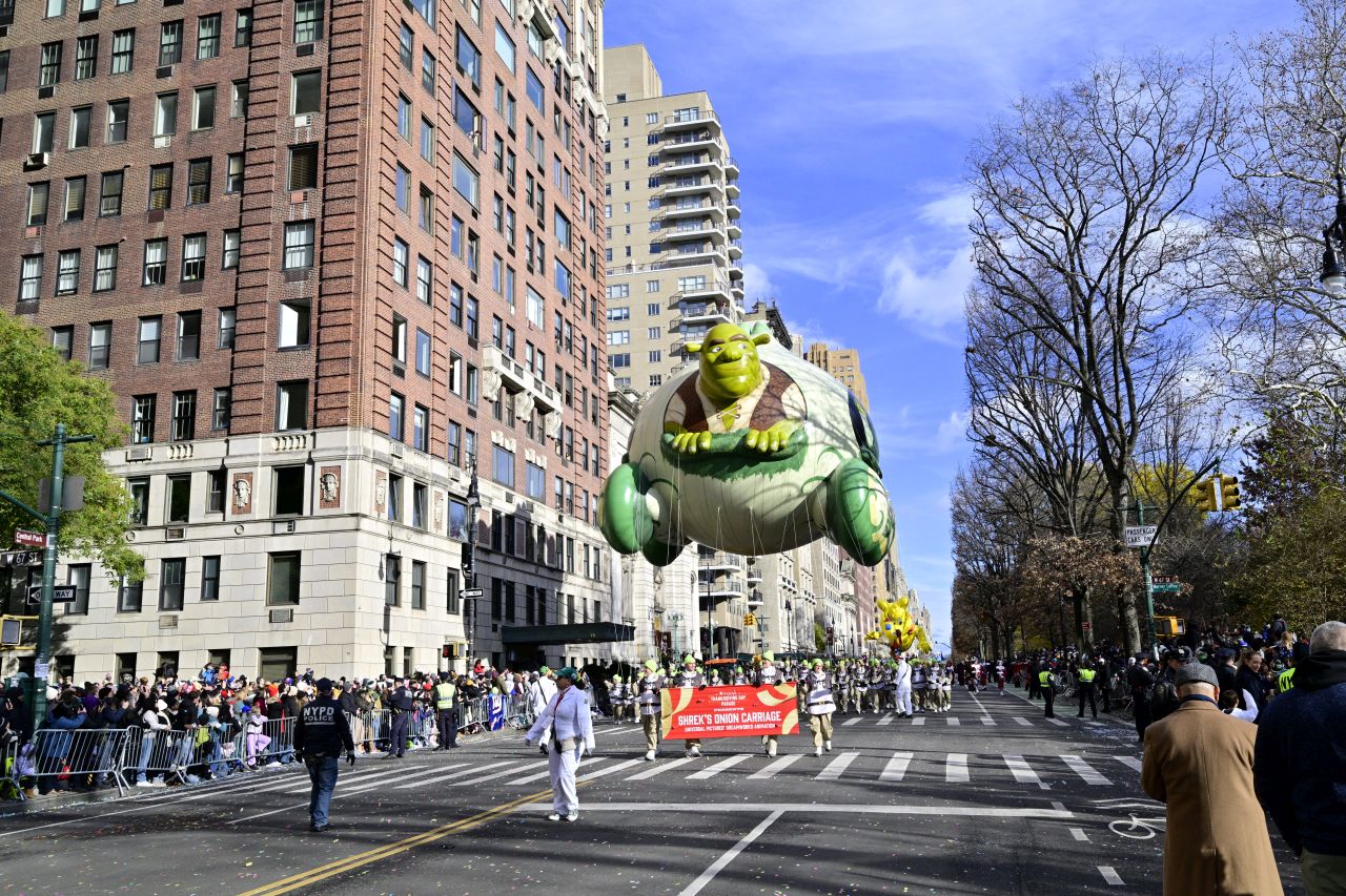 <p>Гигантски Спайдър-мен, Миньони и Спондж Боб превзеха Ню Йорк! Епични кадри от 99-ия парад на Macy&rsquo;s, каквито не сте виждали</p>