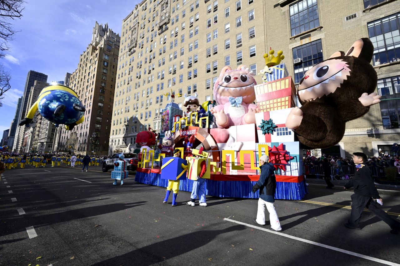 <p>Гигантски Спайдър-мен, Миньони и Спондж Боб превзеха Ню Йорк! Епични кадри от 99-ия парад на Macy&rsquo;s, каквито не сте виждали</p>