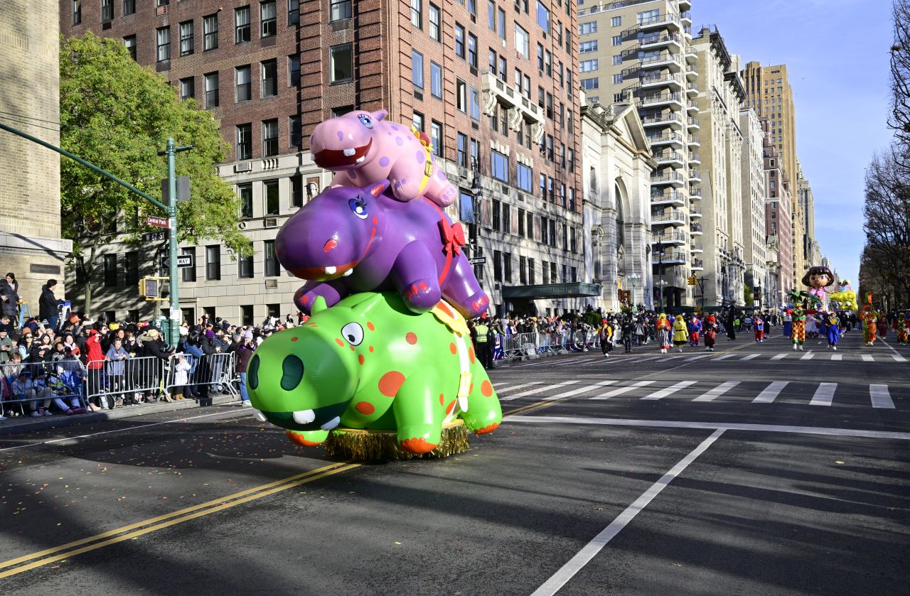 <p>Гигантски Спайдър-мен, Миньони и Спондж Боб превзеха Ню Йорк! Епични кадри от 99-ия парад на Macy&rsquo;s, каквито не сте виждали</p>