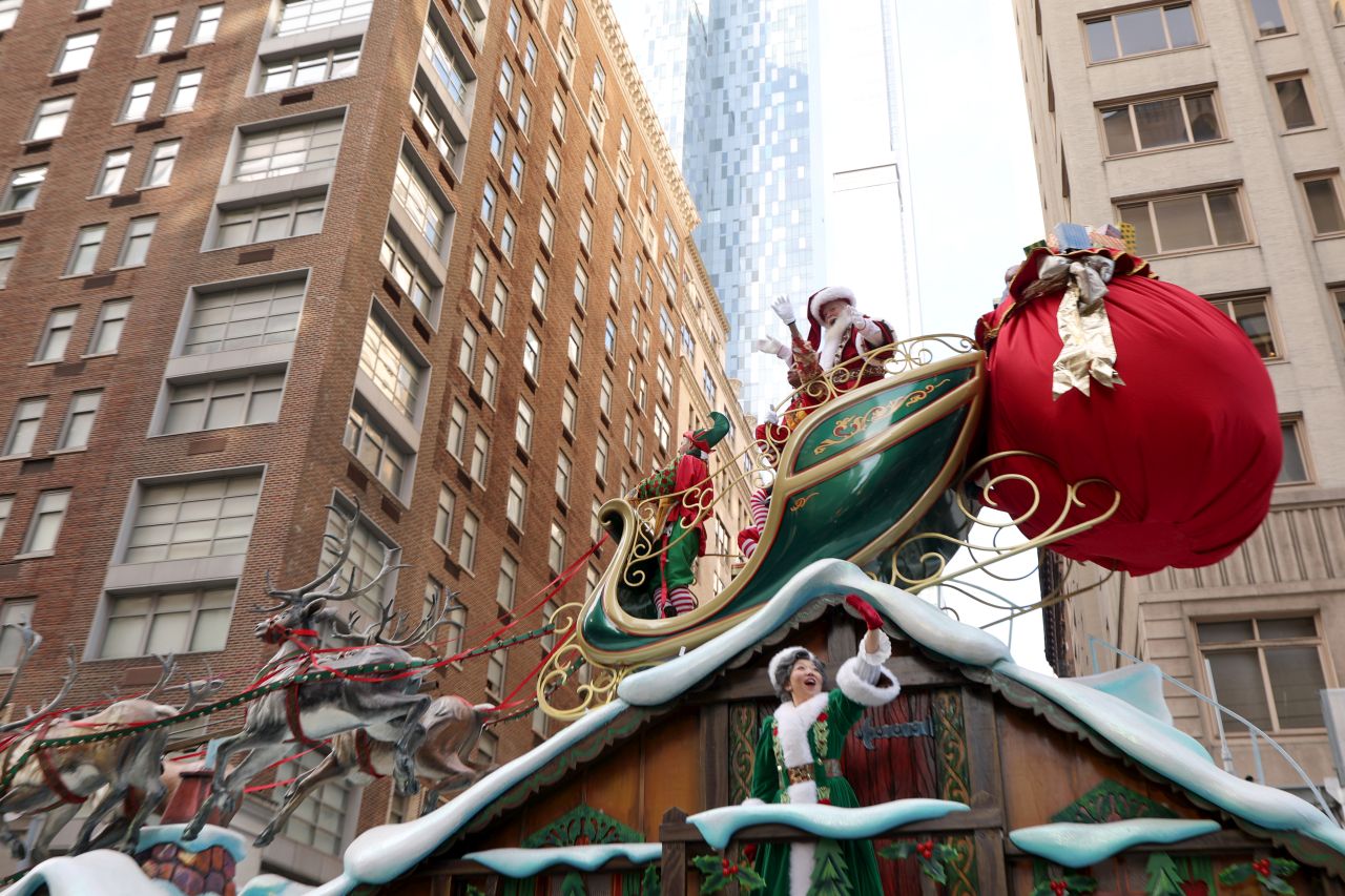 <p>Гигантски Спайдър-мен, Миньони и Спондж Боб превзеха Ню Йорк! Епични кадри от 99-ия парад на Macy&rsquo;s, каквито не сте виждали</p>