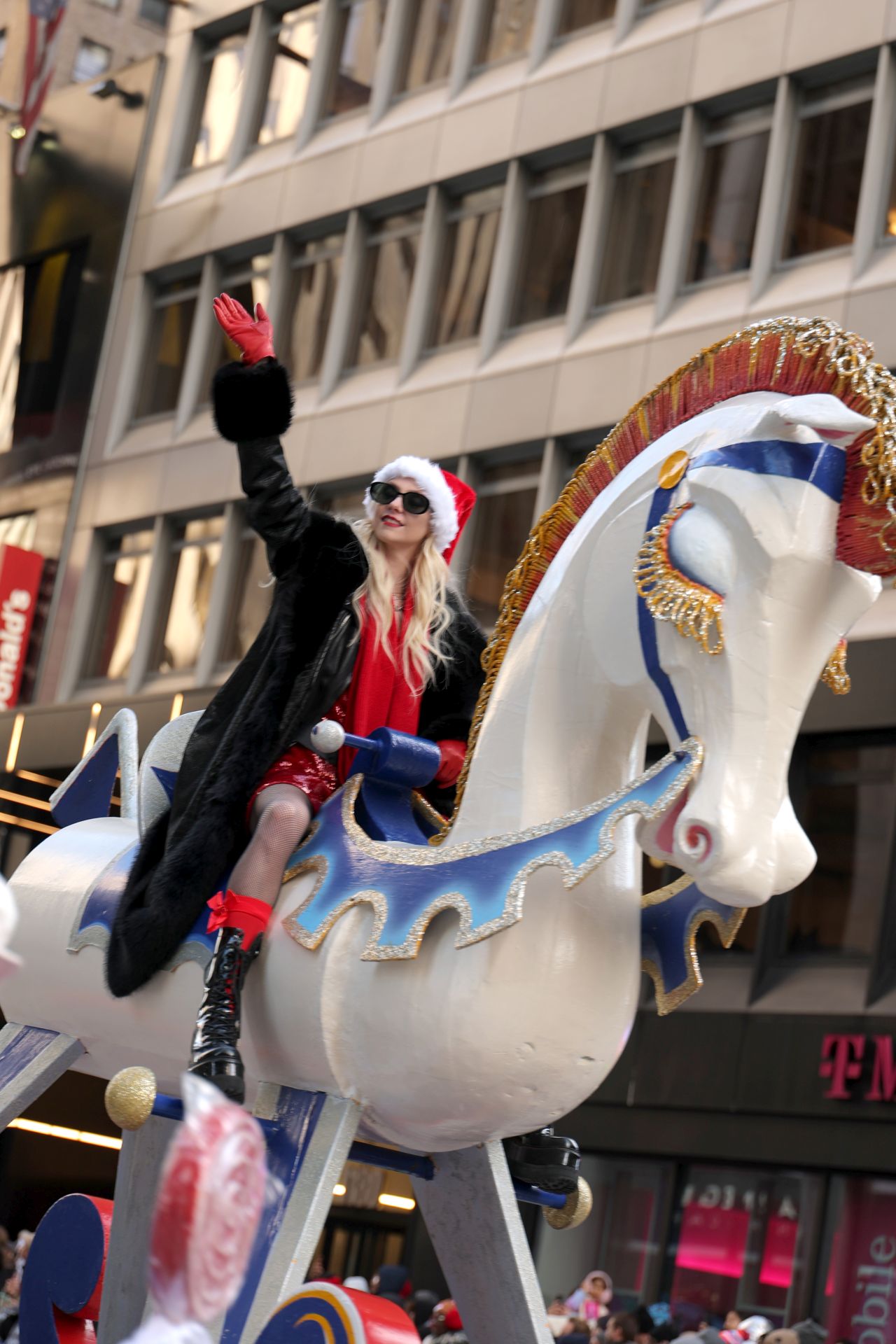 <p>Гигантски Спайдър-мен, Миньони и Спондж Боб превзеха Ню Йорк! Епични кадри от 99-ия парад на Macy&rsquo;s, каквито не сте виждали</p>