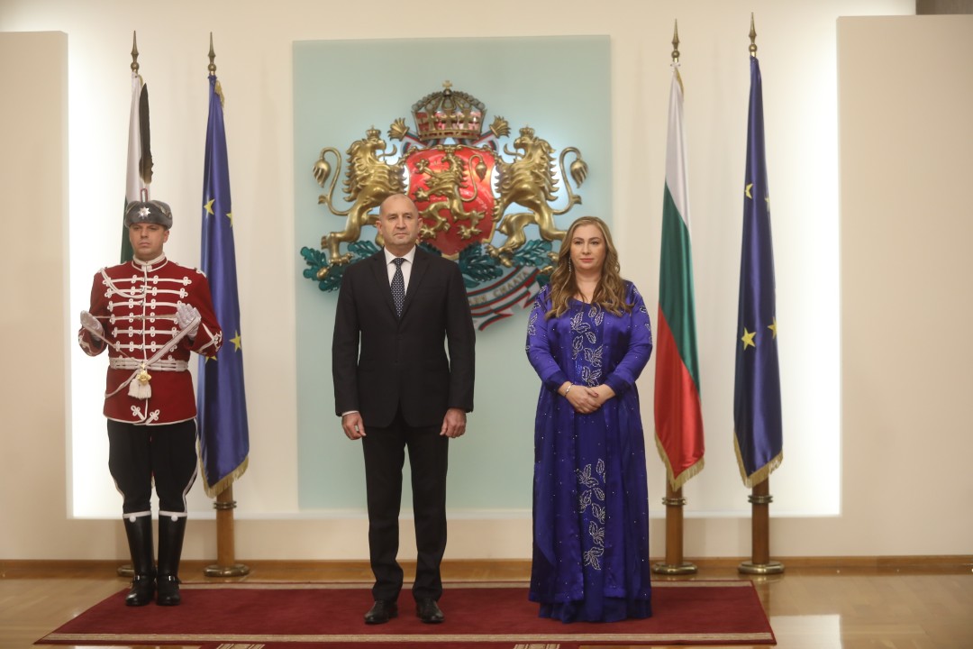 <p>Президентът Румен Радев удостои с орден &bdquo;Мадарски конник&ldquo; първа степен посланика на Ирак Лина Омар на церемония в Гербова зала. Държавното отличие се връчва на дипломата за нейните заслуги за развитието на двустранните отношения.</p>