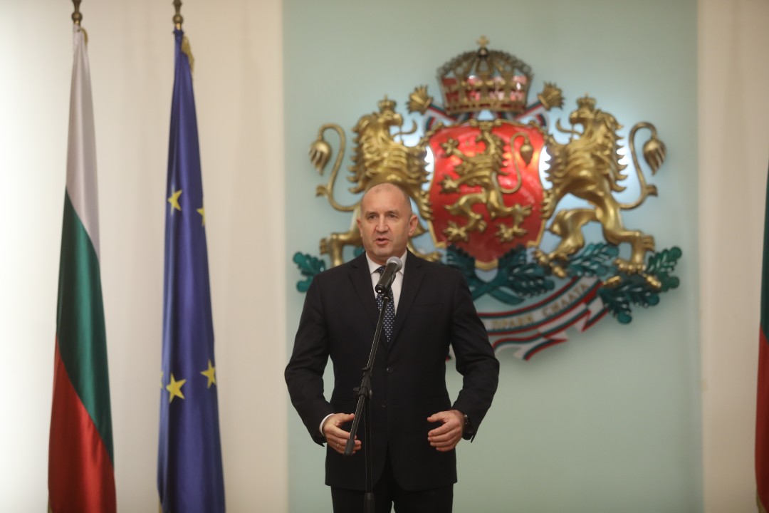 <p>Президентът Румен Радев удостои с орден &bdquo;Мадарски конник&ldquo; първа степен посланика на Ирак Лина Омар на церемония в Гербова зала. Държавното отличие се връчва на дипломата за нейните заслуги за развитието на двустранните отношения.</p>