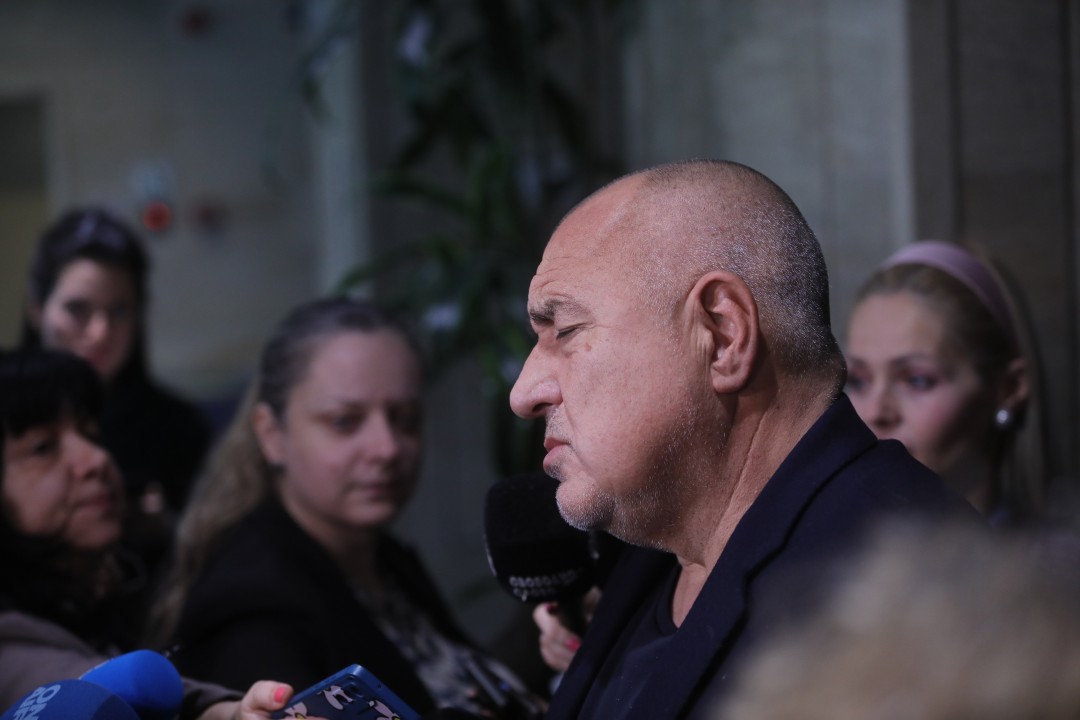 <p>Нищо няма да се случи докато не се разберем със синдикати, работодатели и другите партии. Има три варианта за бюджета - изтегляне, отстъпки на властта или удължителен закон. Убеден съм, че ще се разберем, защото ще отстъпим от всичко, което не ми харесва в план-сметката. Това каза в кулоарите на парламента лидерът на ГЕРБ Бойко Борисов.</p>