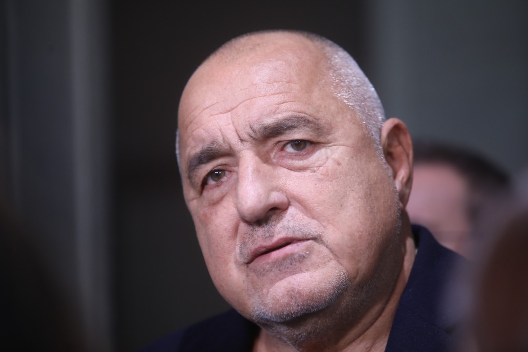 <p>Нищо няма да се случи докато не се разберем със синдикати, работодатели и другите партии. Има три варианта за бюджета - изтегляне, отстъпки на властта или удължителен закон. Убеден съм, че ще се разберем, защото ще отстъпим от всичко, което не ми харесва в план-сметката. Това каза в кулоарите на парламента лидерът на ГЕРБ Бойко Борисов.</p>