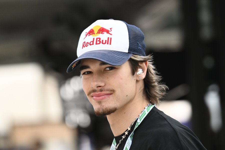 Никола Цолов дебютира във Формула 2 на пистата Лусаил в1