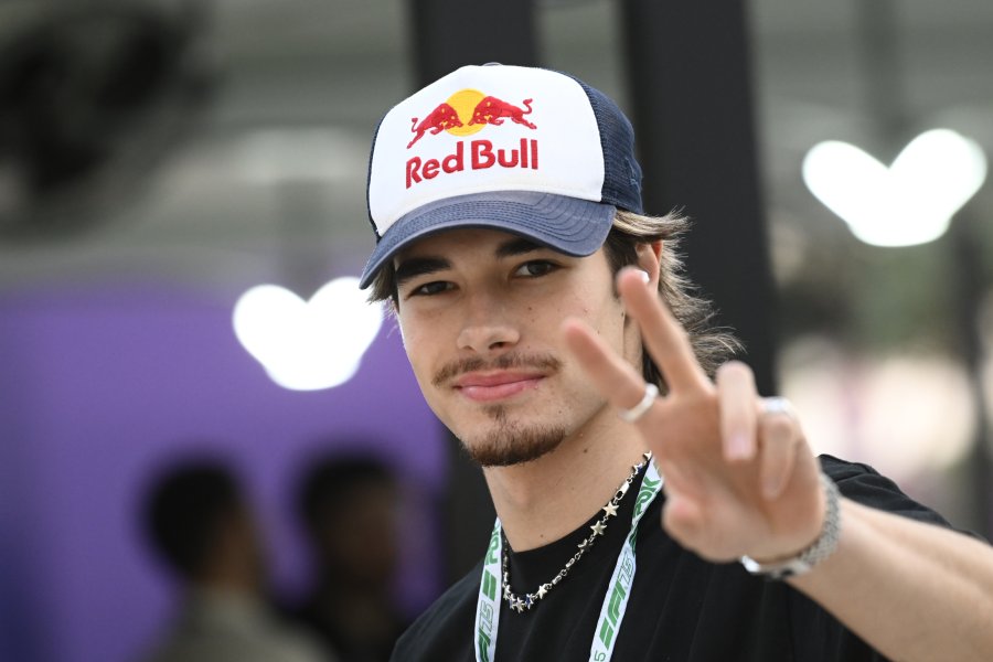 Никола Цолов дебютира във Формула 2 на пистата Лусаил в1