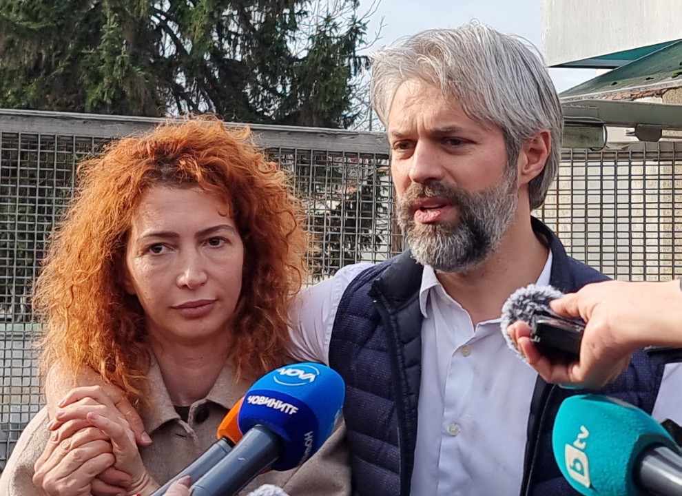 <p>Кметът на Варна Благомир Коцев излезе от ареста. Той бе освободен днес от следствения арест в крайморския град, който се помещава в затвора. &quot;Надявам се от понеделник да влезем отново в нужния работен ритъм&quot;, каза пред вратите на затвора Коцев. Той бе посрещнат от дамата, с която живее, свои близки и приятели.</p>