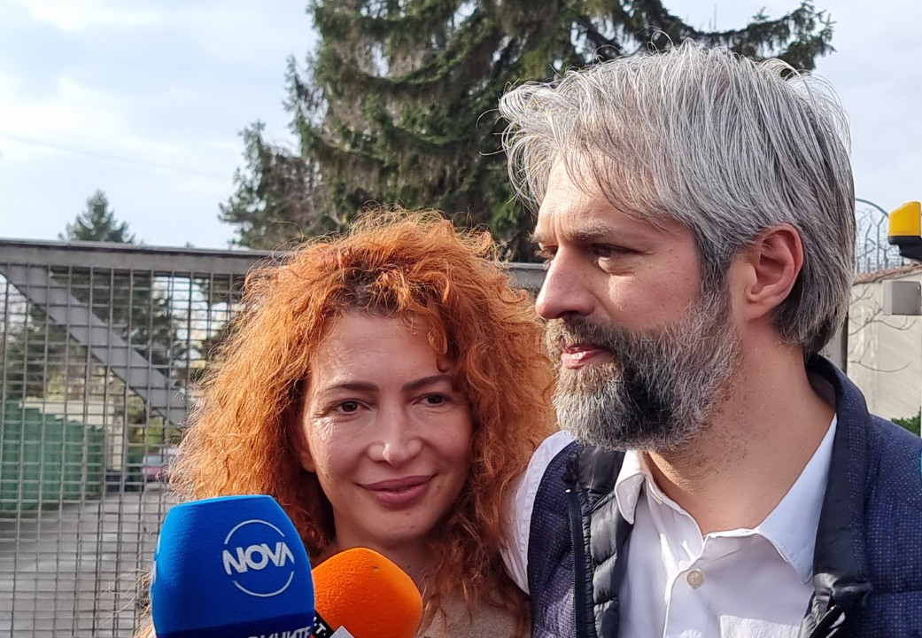 <p>Кметът на Варна Благомир Коцев излезе от ареста. Той бе освободен днес от следствения арест в крайморския град, който се помещава в затвора. &quot;Надявам се от понеделник да влезем отново в нужния работен ритъм&quot;, каза пред вратите на затвора Коцев. Той бе посрещнат от дамата, с която живее, свои близки и приятели.</p>