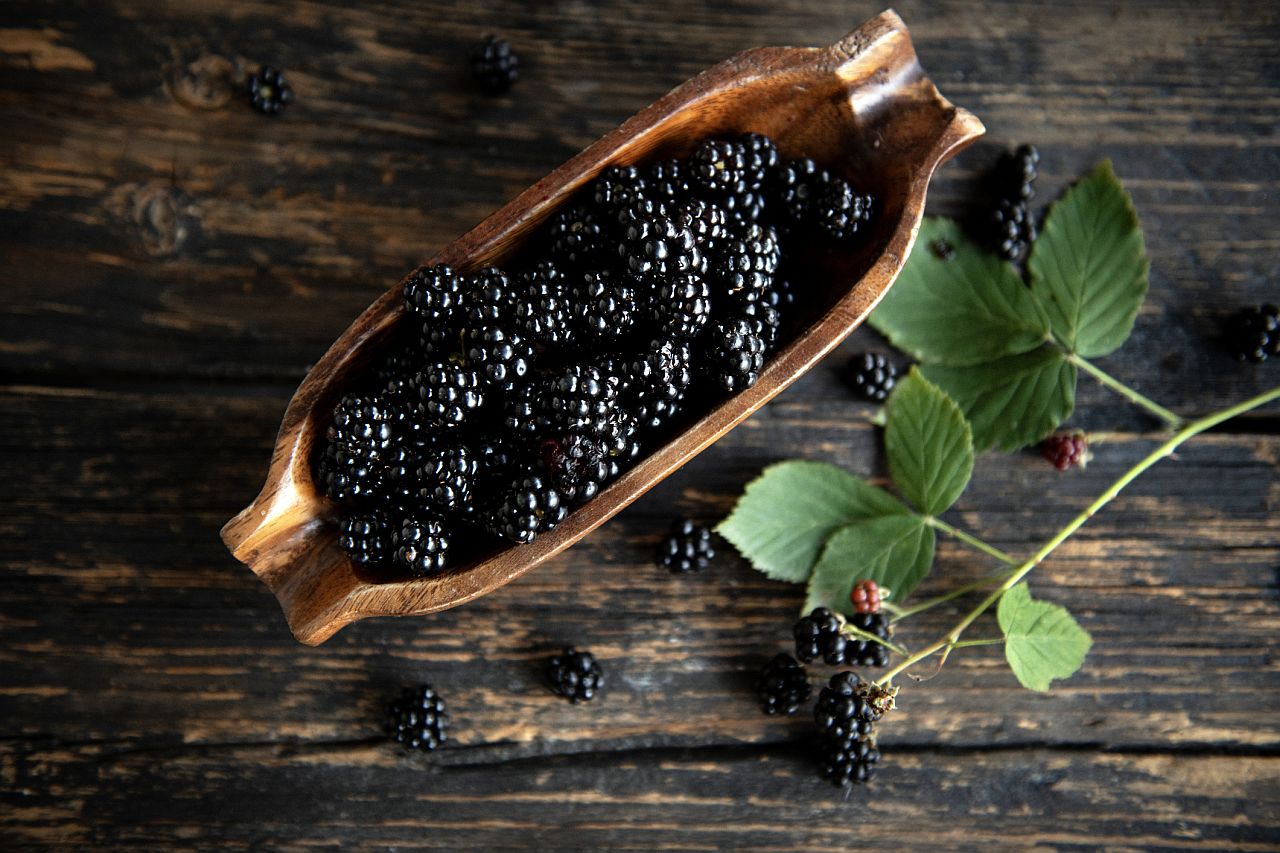 <p>Къпините са пълни с антиоксиданти, които спомагат за по-здравословното стареене, като неутрализират свободните радикали. Също така доставят витамин C, витамин K и манган &ndash; важни за образуването на колаген, здравето на костите и антиоксидантната защита. 100 г замразени къпини съдържат 32 калории, 5.1 г захар, 3.1 г фибри и 0.9 г протеин.</p>