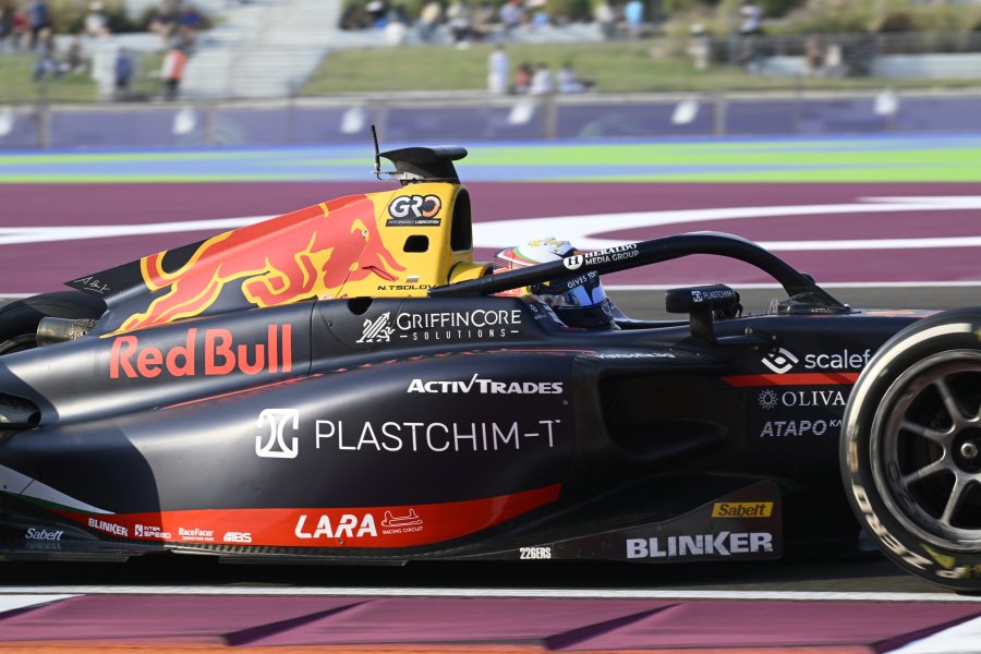 Никола Цолов дебютира във Формула 2 на пистата Лусаил в1