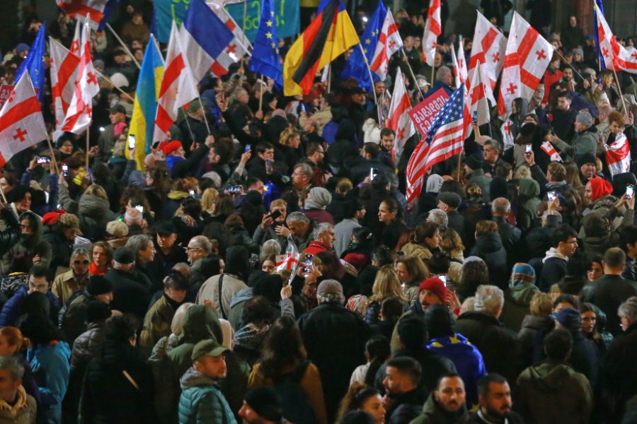 <p>Протестно множество излезе в петък по улиците на грузинската столица Тбилиси, за да отбележи 365 дни от началото на неспирните демонстрации срещу решението на правителството да спре преговорите за присъединяване към Европейския съюз, предаде Асошиейтед прес.</p>